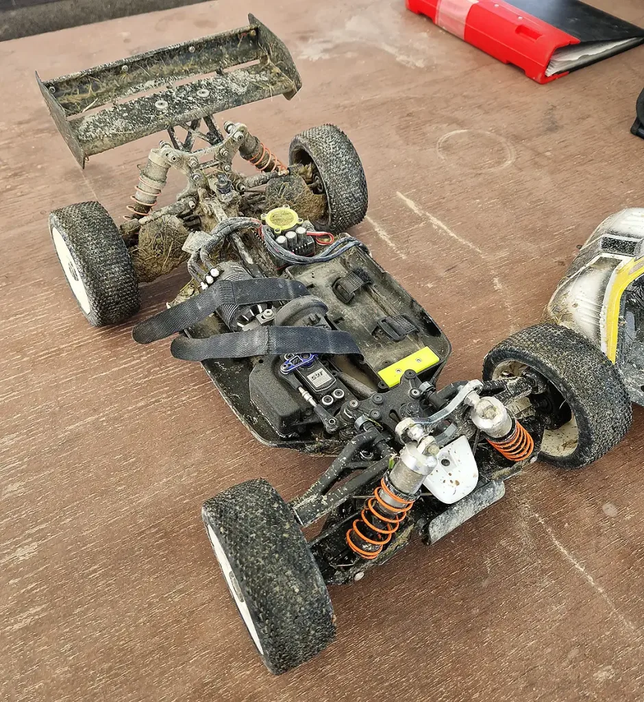 smutsig rc-bil på bord
