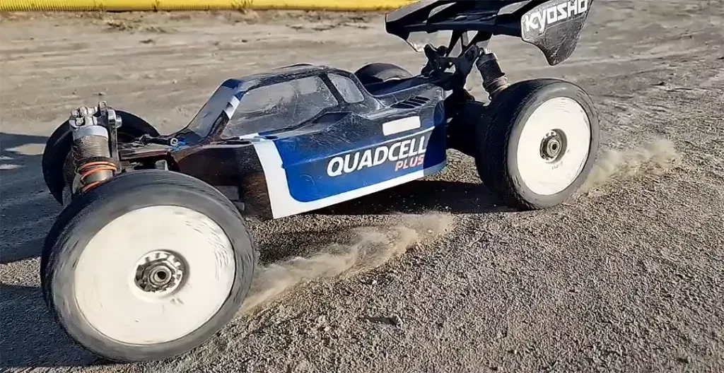 Banner med rc-buggy på lera